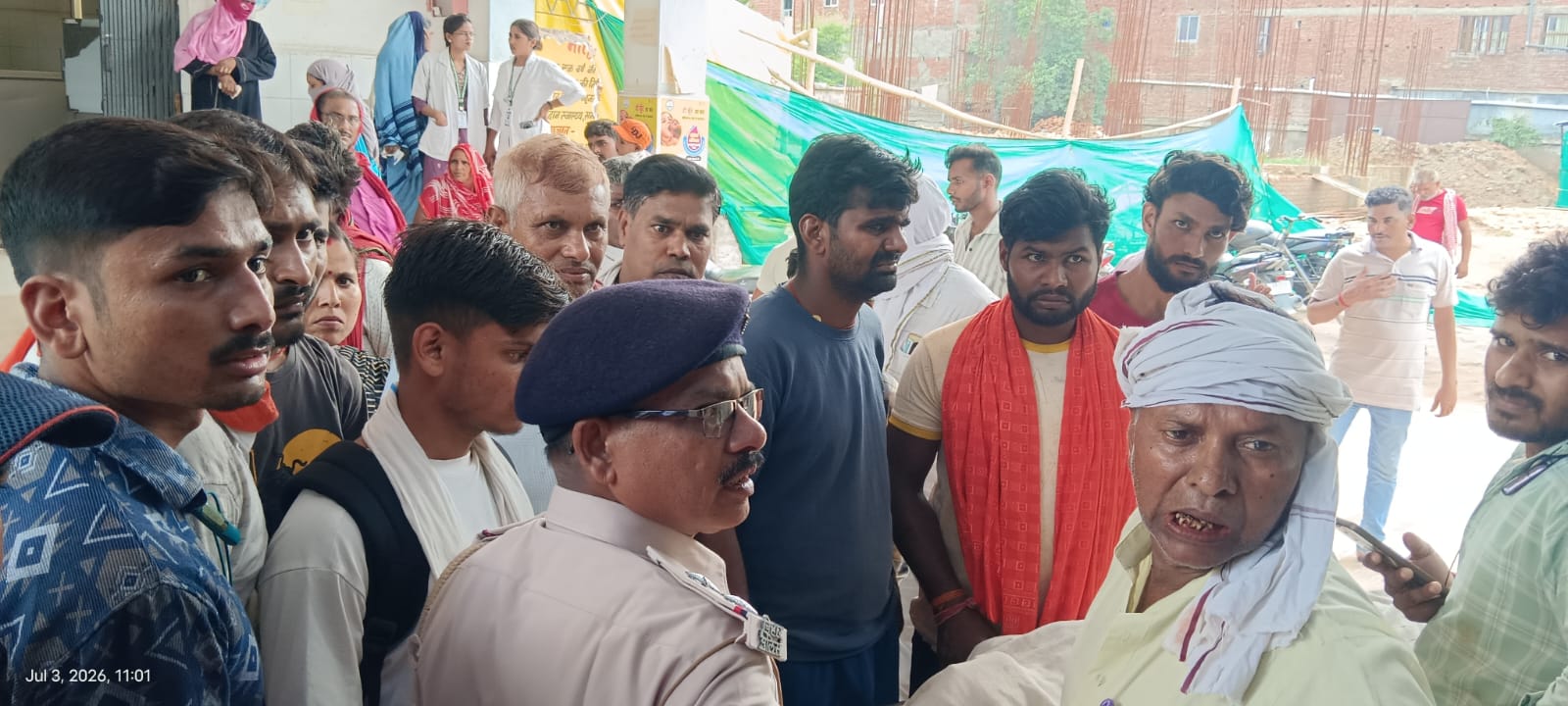 कैमूर में दर्दनाक हादसा: पानी भरे गड्ढे में पलटा ई-रिक्शा, चालक और 9 माह की मासूम की मौत