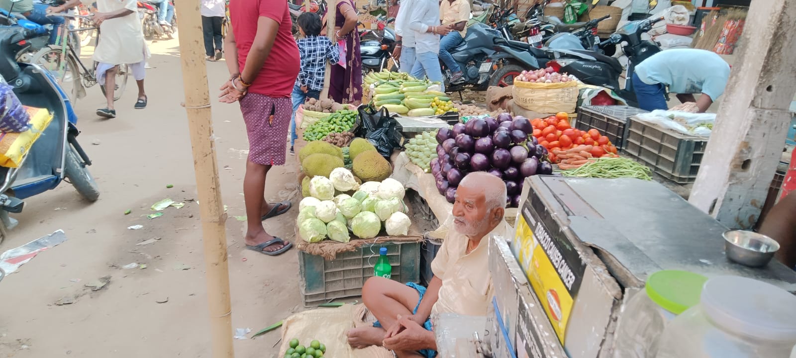 घोसी बाजार में सड़क किनारे सज रही सब्जी की दुकानें, बढ़ते अतिक्रमण से परेशानी, कार्रवाई की मांग