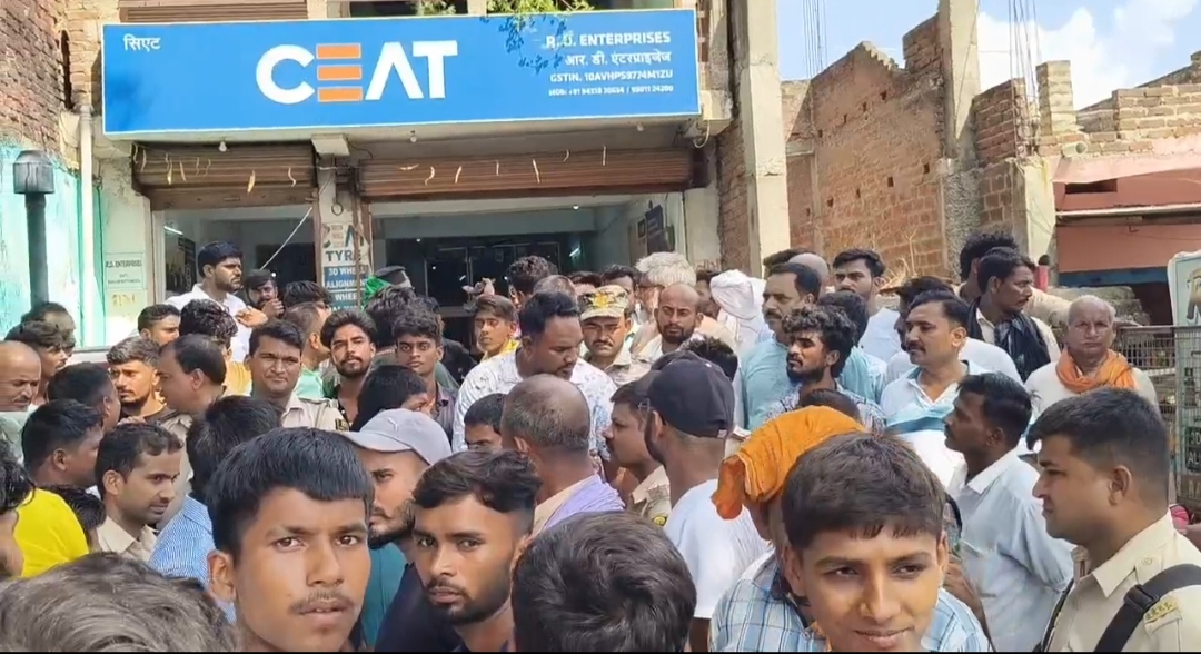 टायर दुकान पर पैसे के विवाद ने लिया हिंसक रूप, मारपीट के बाद सड़क जाम व आगजनी