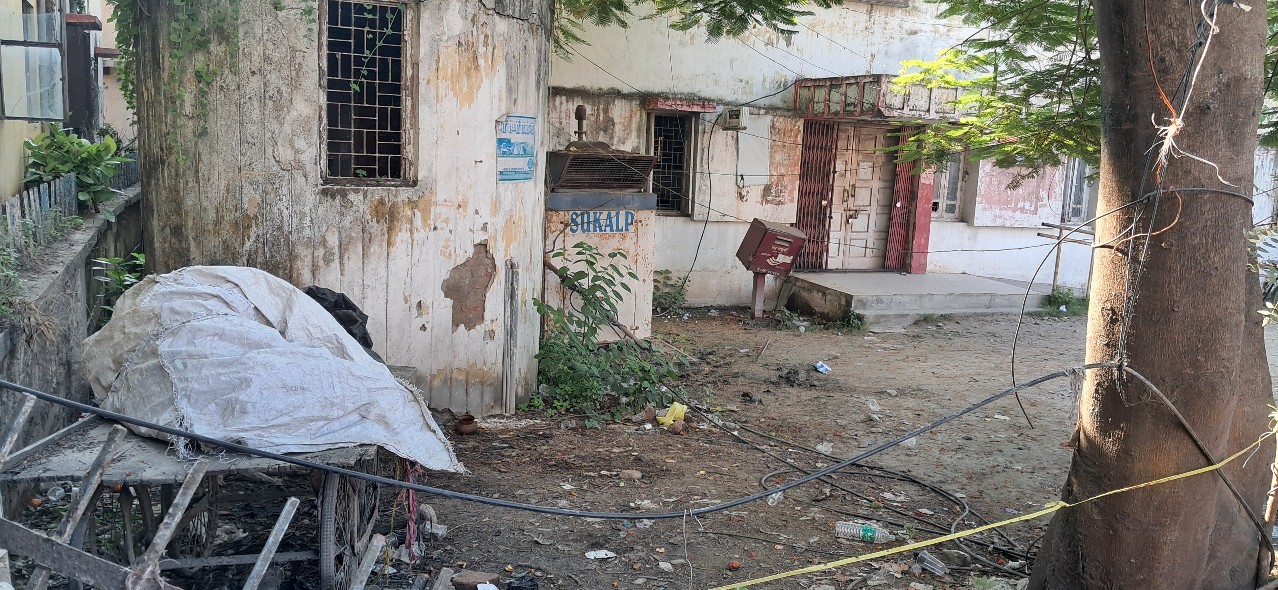 तरैया पोस्ट ऑफिस परिसर में कचरे का अंबार, दुर्गंध से ग्राहक व कर्मी परेशान