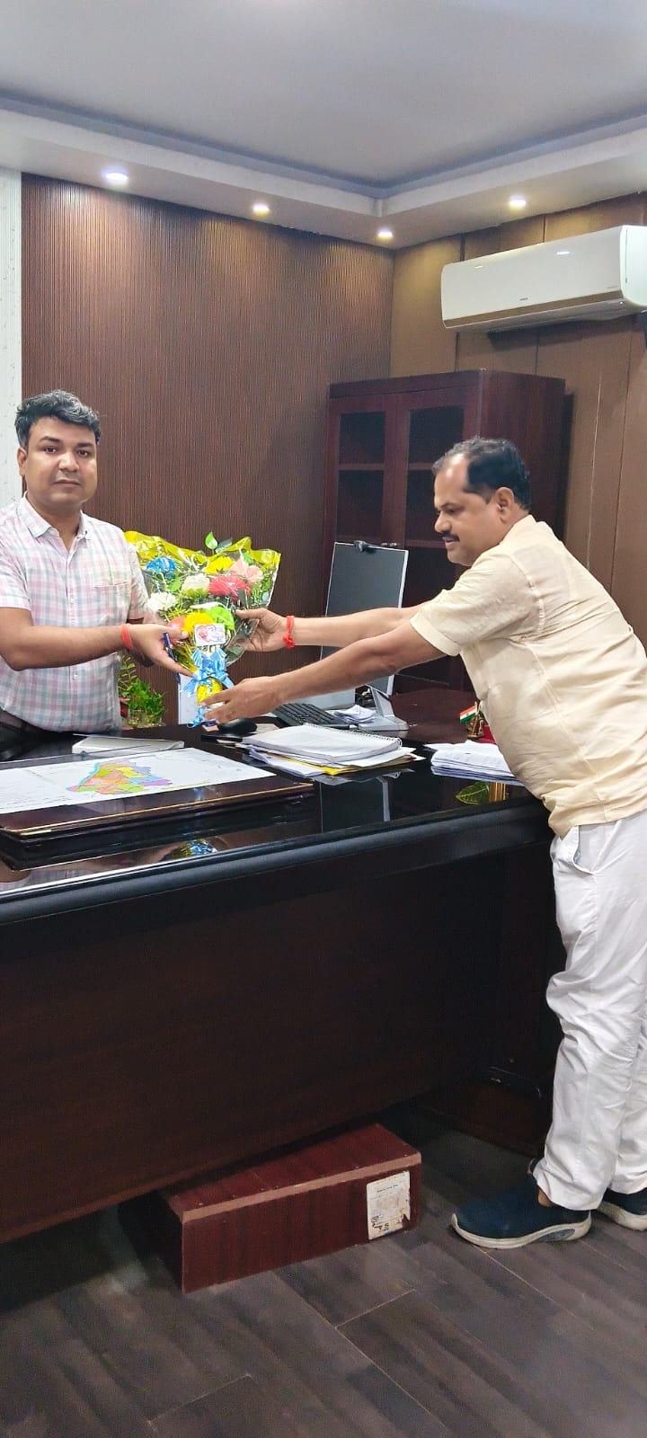 रोहतास: DM से मिले बीस सूत्री अध्यक्ष, CHC में सेवाओं को लेकर दिया आवेदन, आरोपियों को हटाने की मांग