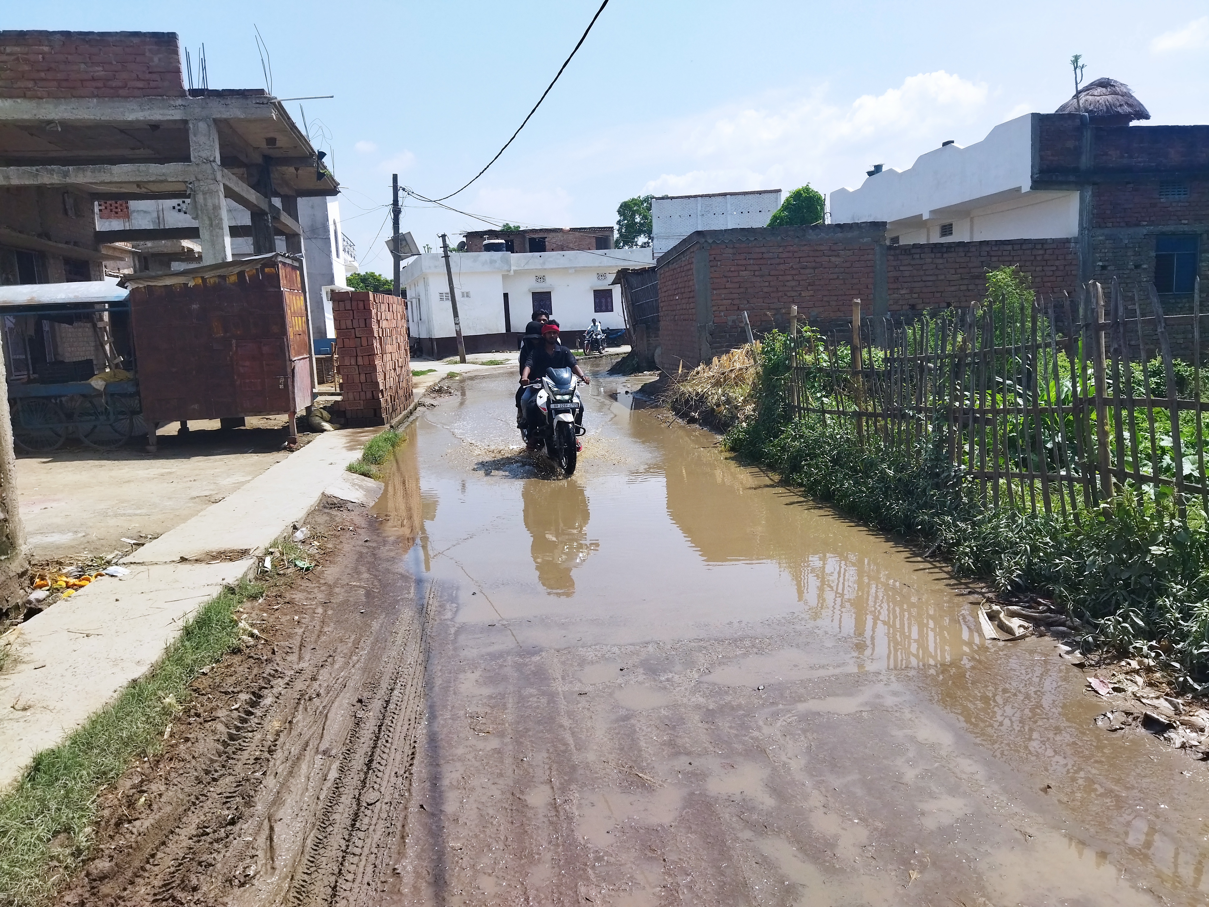 हर बारिश में नरक बन जाती है बेतिया की यह सड़क, स्कूल जाने वाले बच्चों का निकलना हुआ मुश्किल