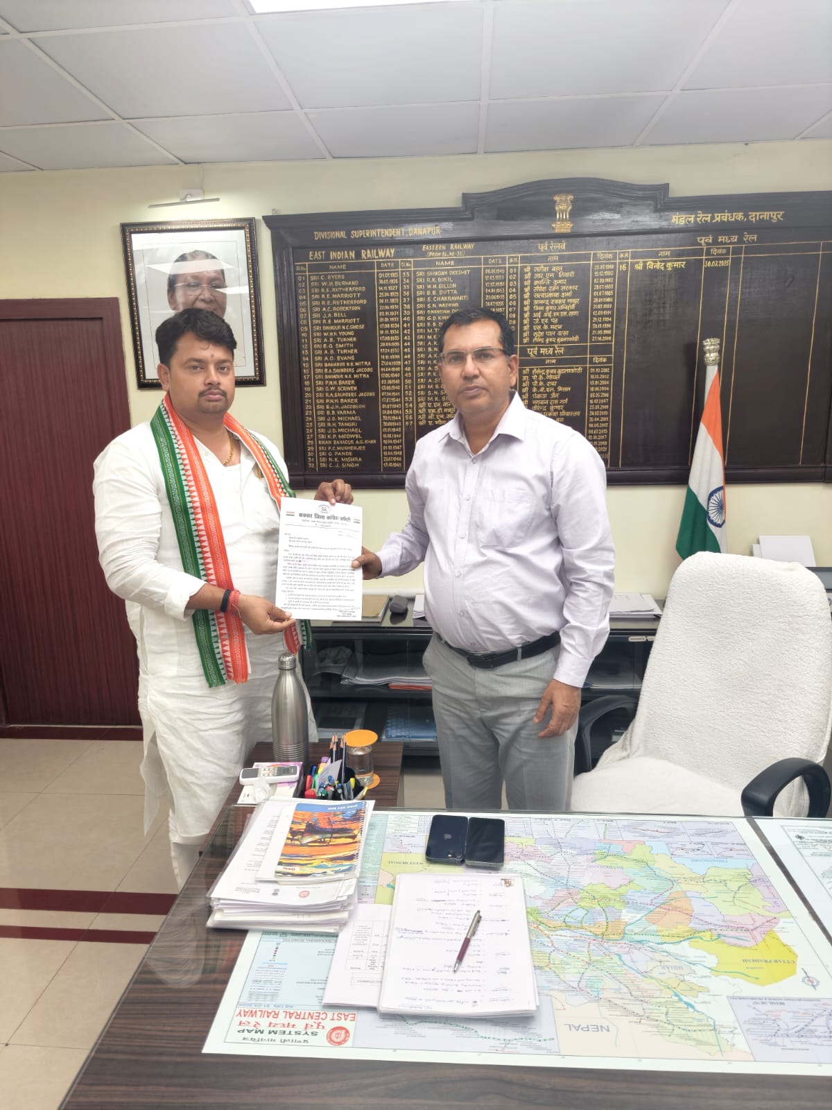 बक्सर: DRM से मिले कांग्रेस कमेटी जिलाध्यक्ष, इटाढ़ी रेलवे गुमटी को खोलने को लेकर की मांग ; सौंपा ज्ञापन