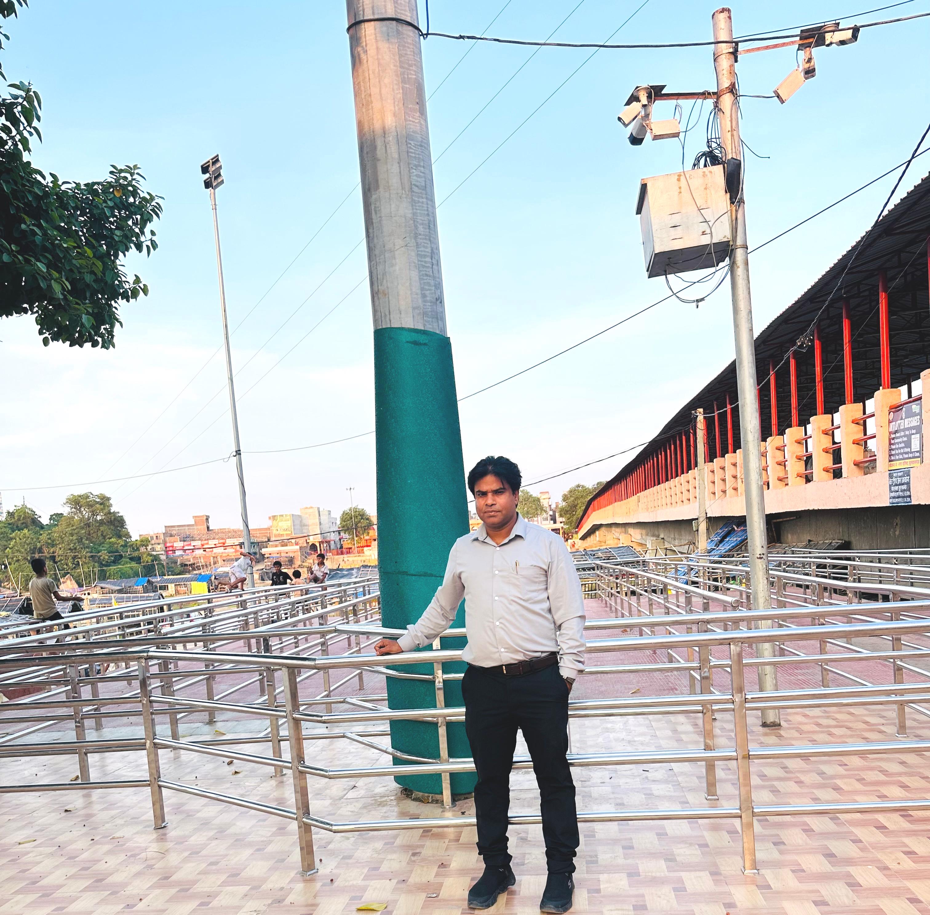 अजगैबीनाथ घाट पर सुरक्षा बढ़ी, हाईमास्ट लाइट में लगाया गया फाइबर इंसुलेटर
