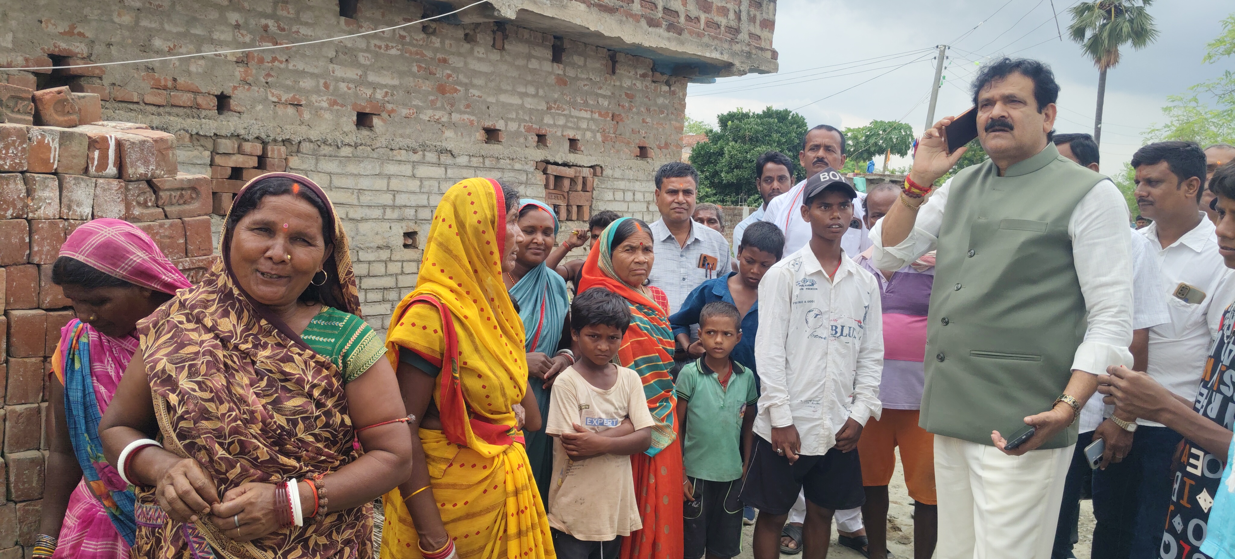नवादा में ओवरलोड वाहनों से टूटी सड़क, ग्रामीणों ने विधायक के नेतृत्व में किया जाम