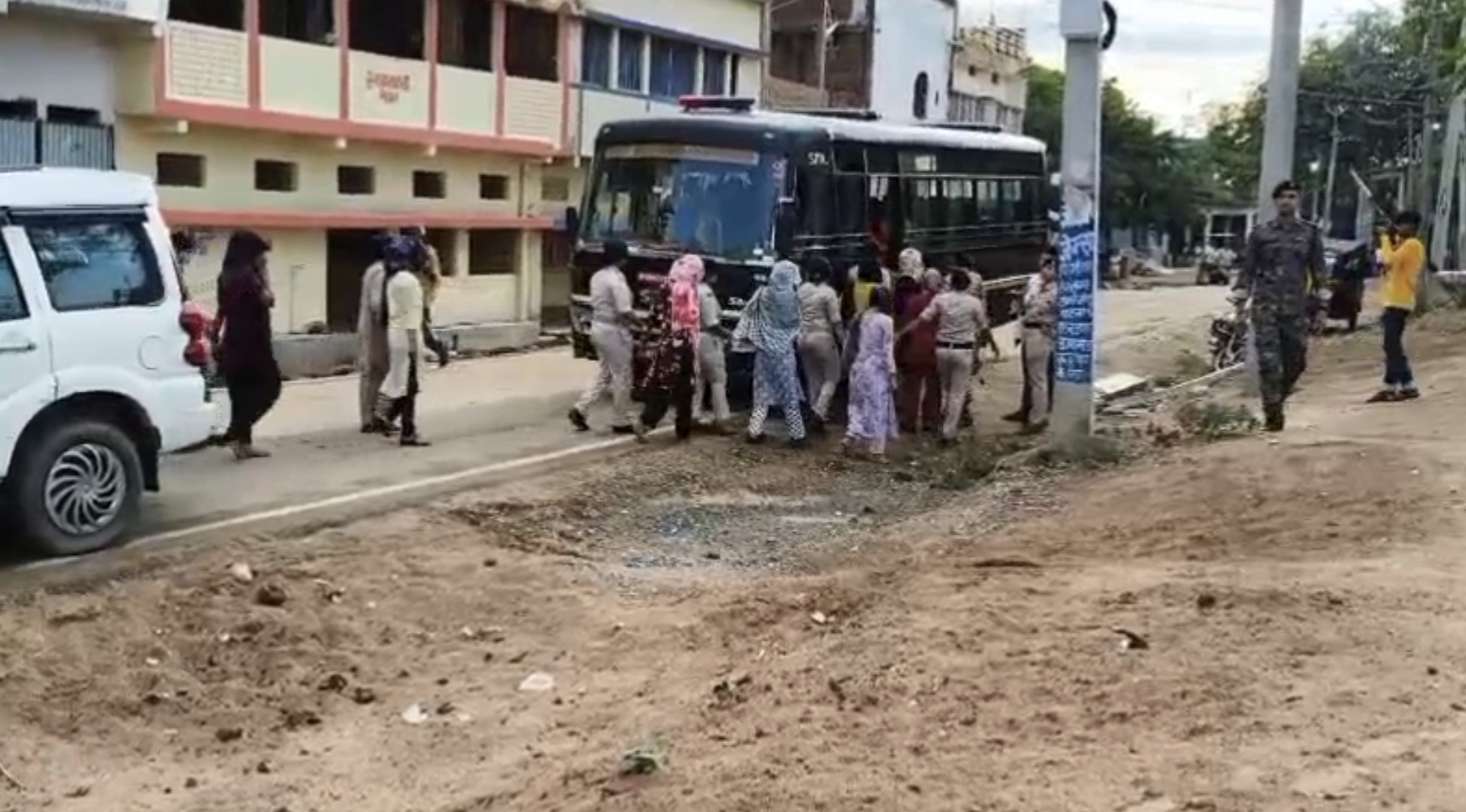 अरवल में रेड लाइट एरिया पर पुलिस का शिकंजा, महिला पुलिस के साथ चला सर्च अभियान