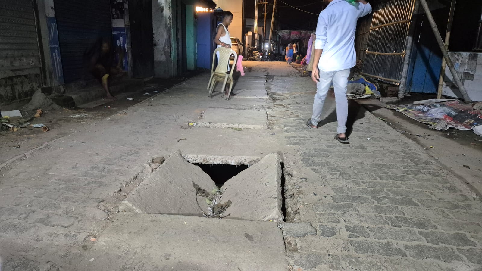 टूटे नाले के ढक्कन से बढ़ा हादसों का खतरा, एक सप्ताह में कई लोग हुए घायल