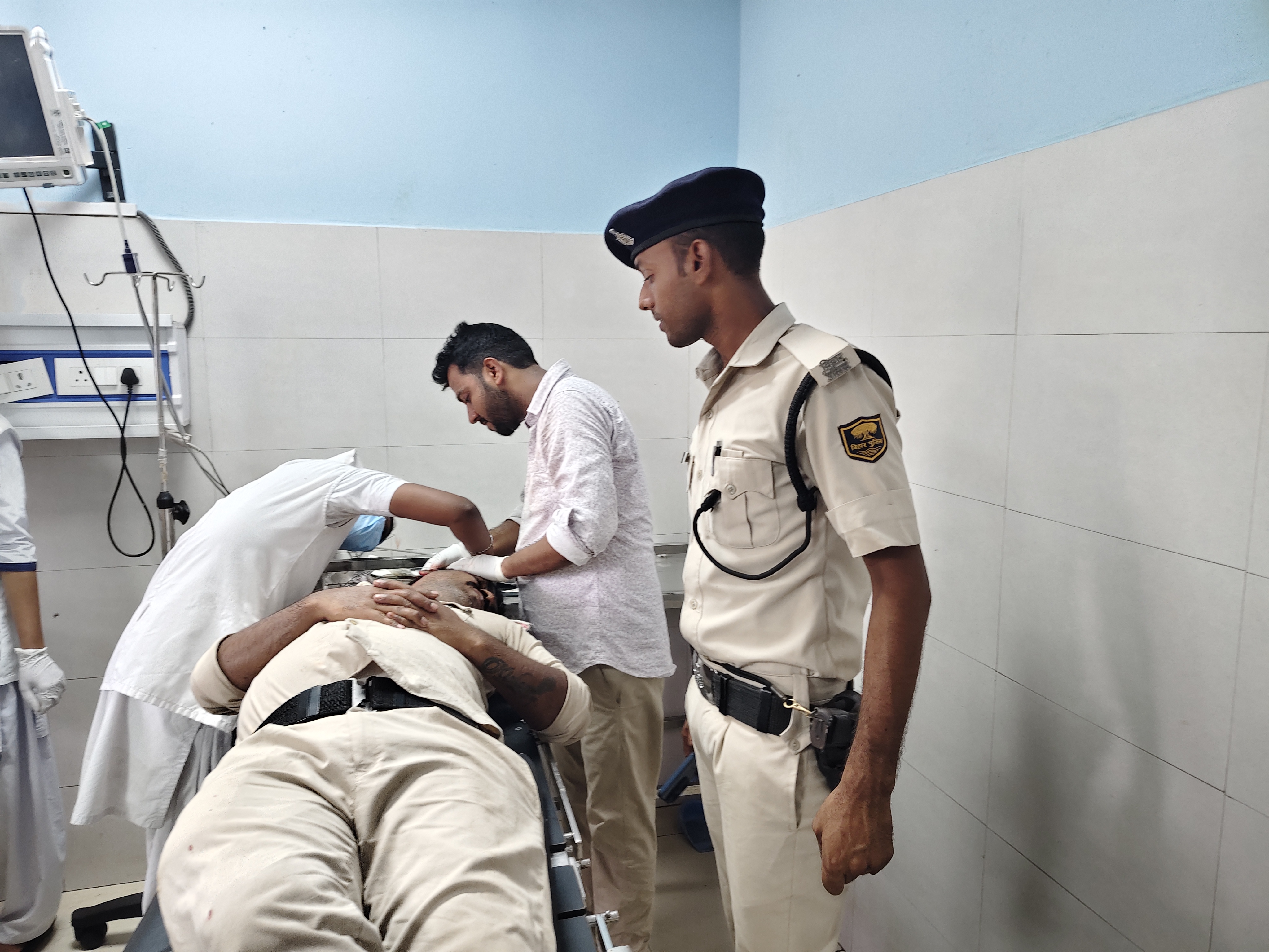 आरा में होमगार्ड जवान से मारपीट: ऑटो हटाने को कहा तो चालकों की भीड़ ने कर दिया हमला, अस्पताल में इलाज जारी