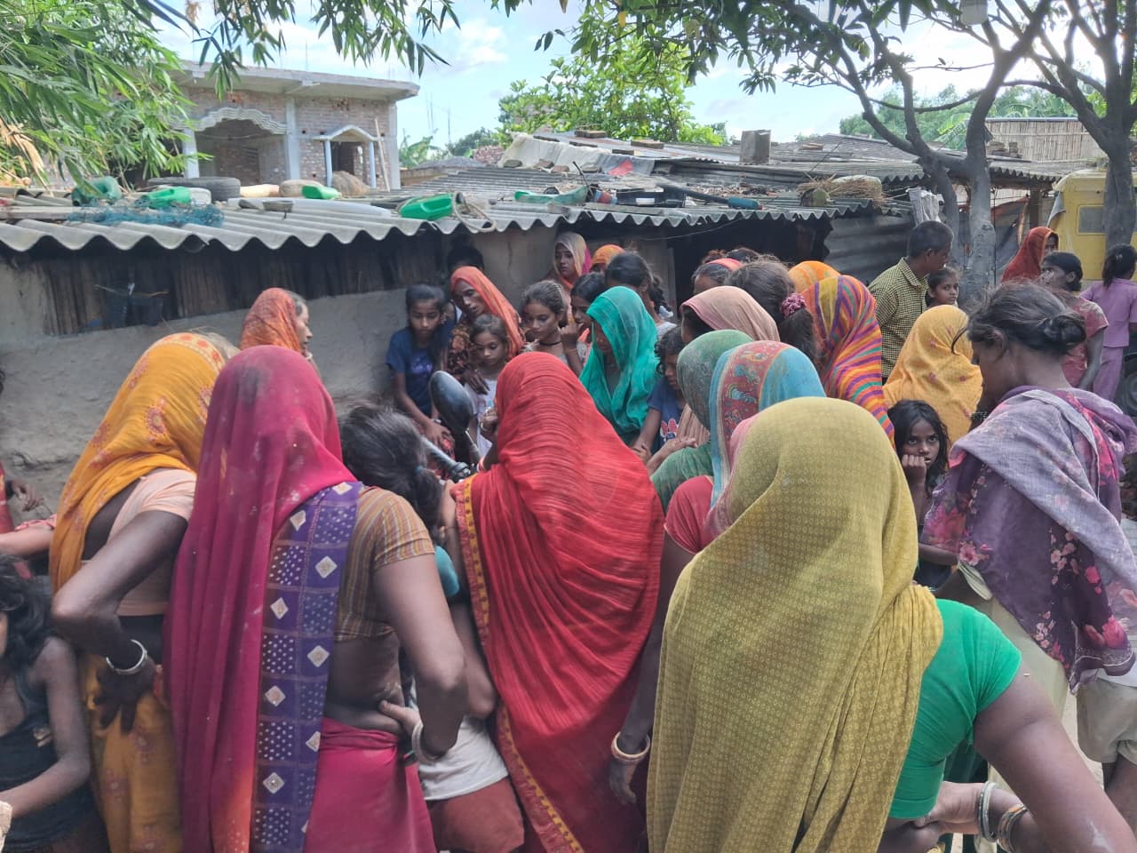 बाइक सवार को बचाने में पलटा ट्रैक्टर, चालक की मौके पर मौत