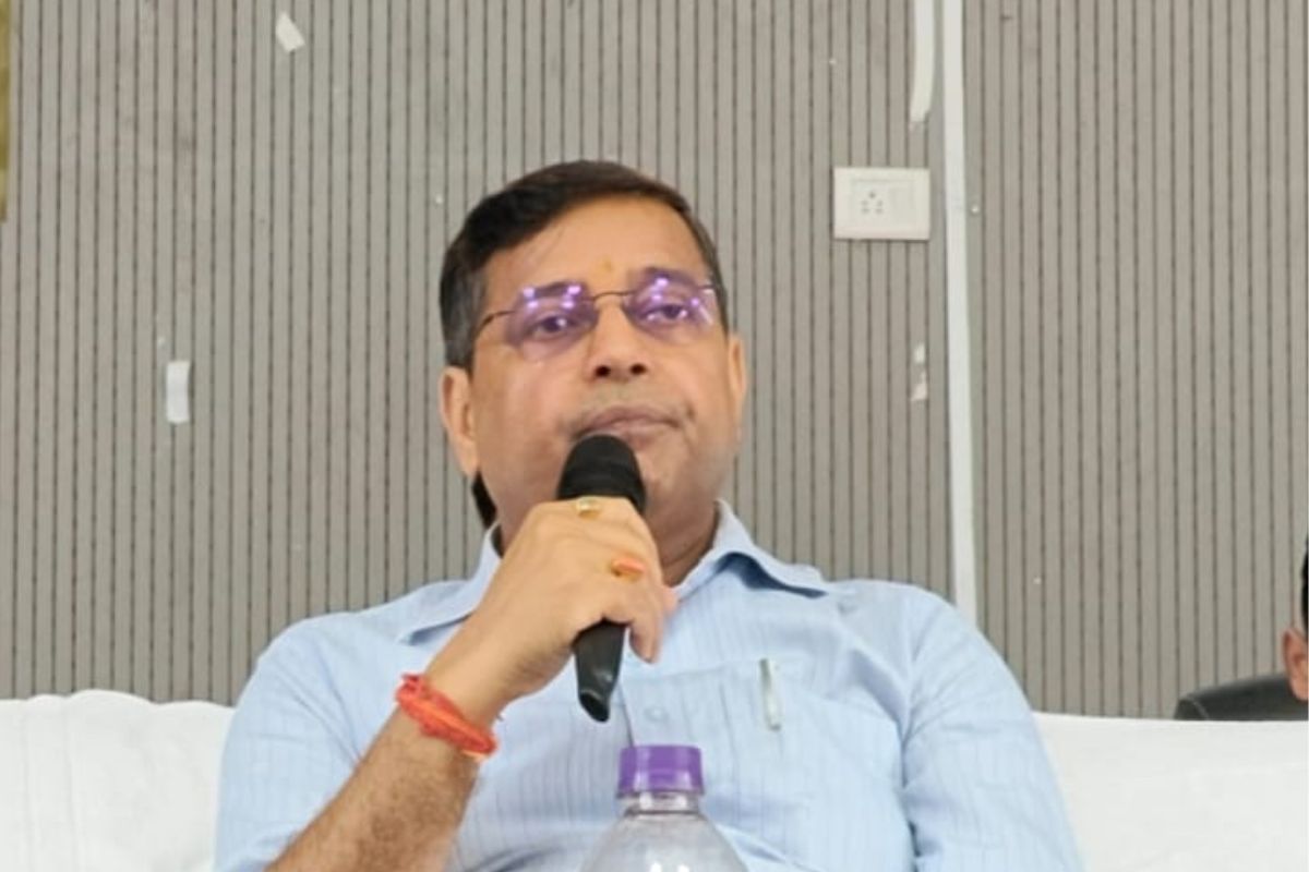 गढ़वा: निजी स्कूलों में पढ़कर सरकारी में सिर्फ हाजिरी लगाने वाले बच्चों का कटेगा नाम, DC ने दिए निर्देश
