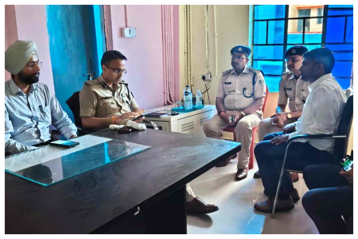 कानून से खिलवाड़ करने वाले सीधे जाएंगे जेल, कंगली में समीक्षा बैठक के बाद डीएम तरनजोत सिंह का संदेश