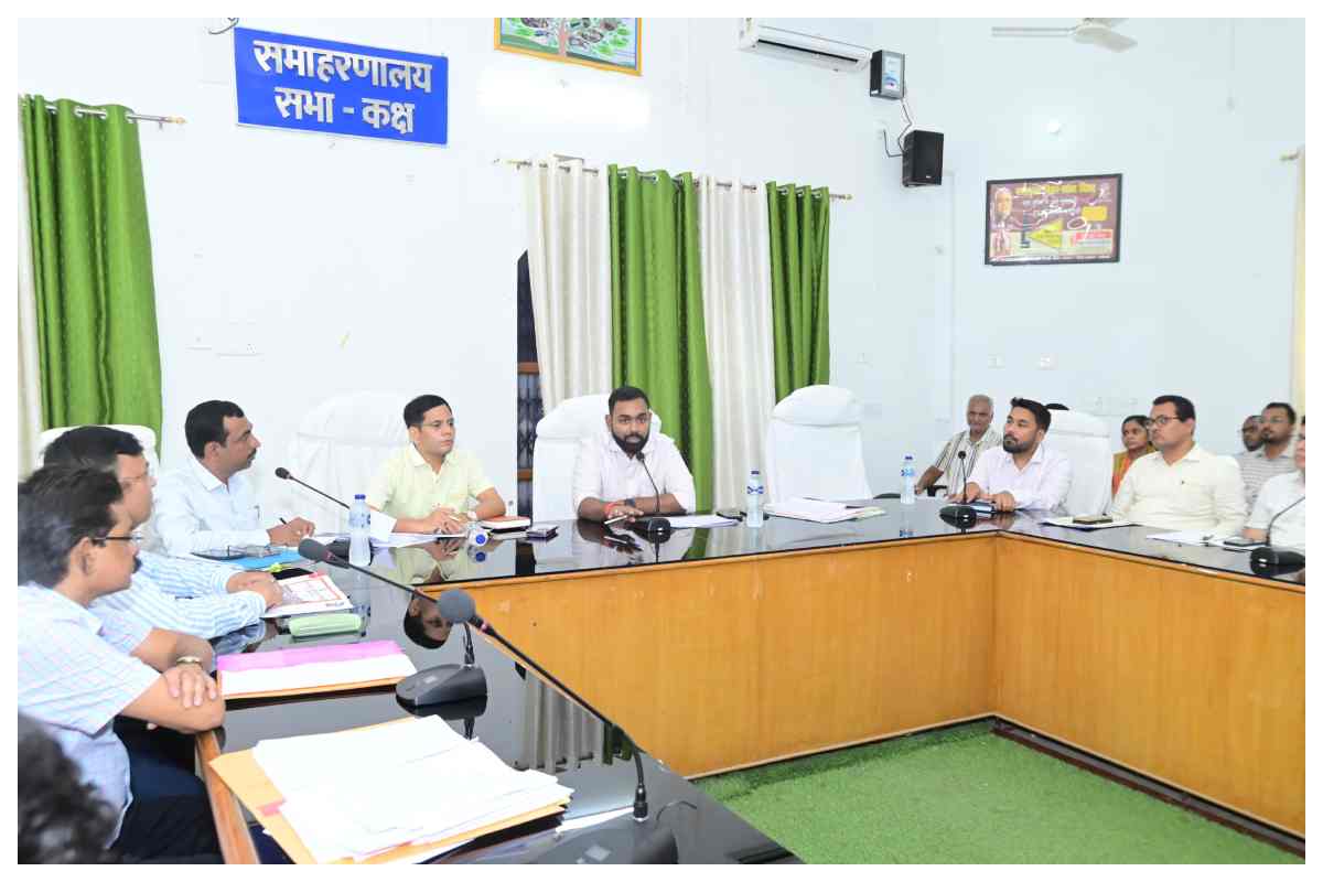 किसानों को सही दाम पर मिले यूरिया, कृषि टास्क फोर्स की बैठक में डीएम का फरमान