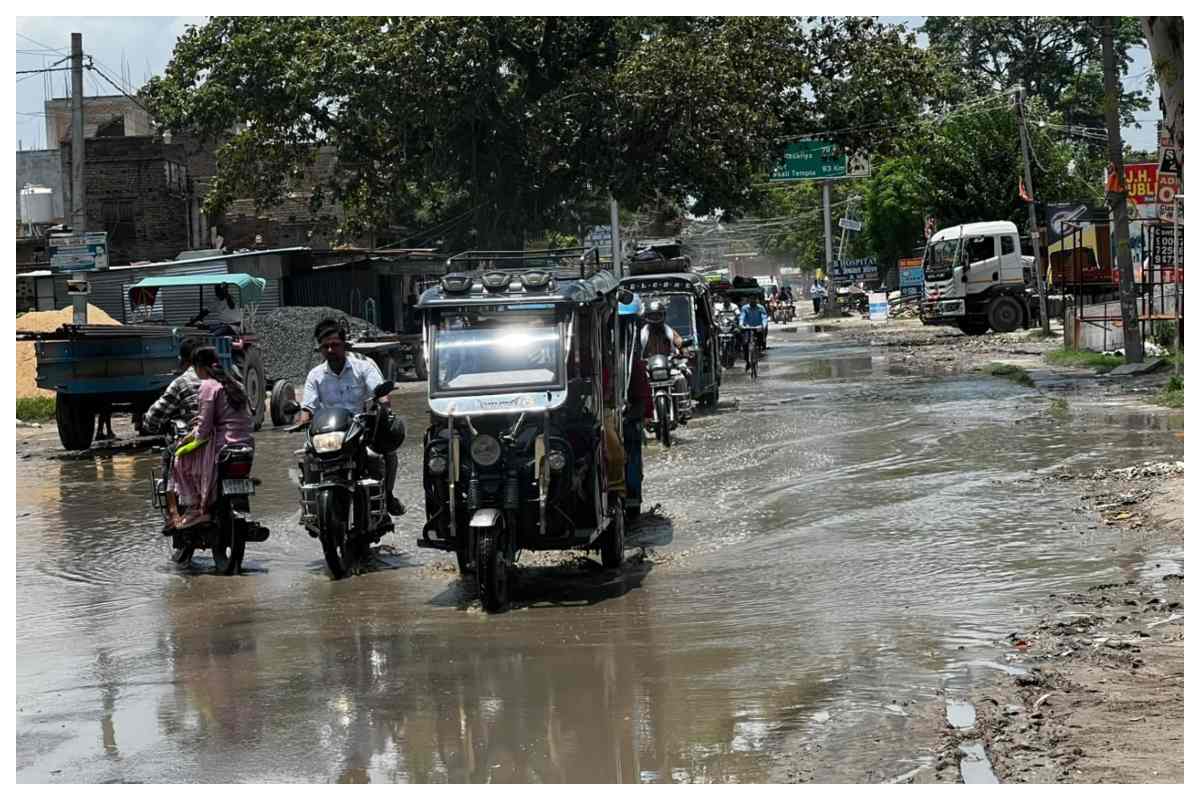 तुरकौलिया स्कूल चौक पर जलजमाव से बढ़ी परेशानी, कारोबार प्रभावित