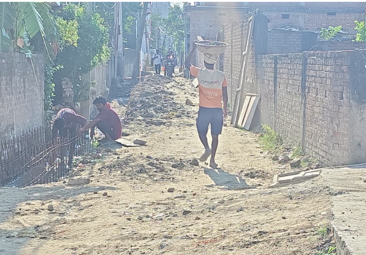 बुडको का ‘अजूबा’ खेल: एक ही गली में आधा नाला बाई तरफ, तो आधा दाई तरफ, जर्जर पोल पर ही खड़ा कर दिया ढांचा