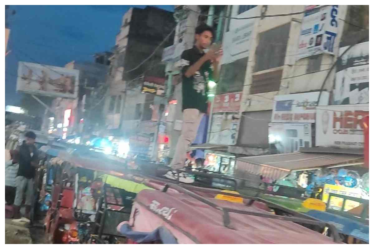 जाम का वीडियो बनाने के लिए ई-रिक्शा की छत पर चढ़ा युवक, वीडियो वायरल