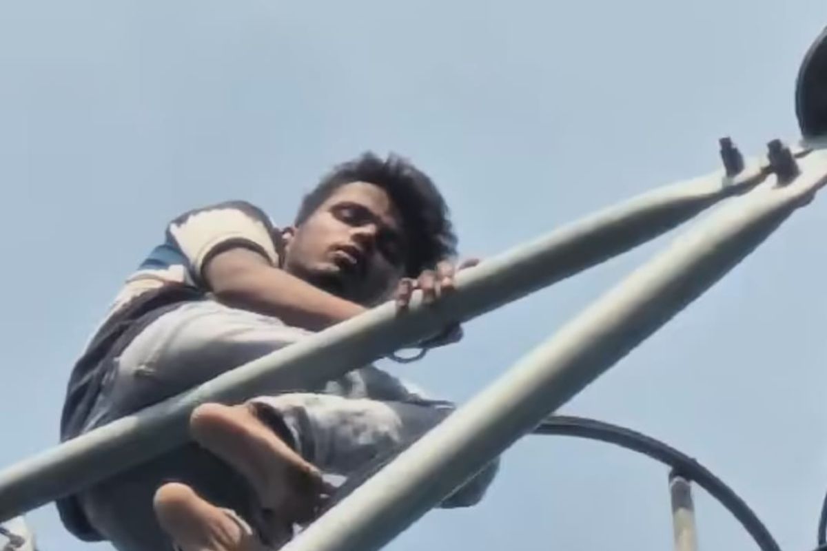 पत्नी की विदाई नहीं हुई तो मोबाइल टावर पर चढ़ा पति, सारण में घंटों चला हाई वोल्टेज ड्रामा