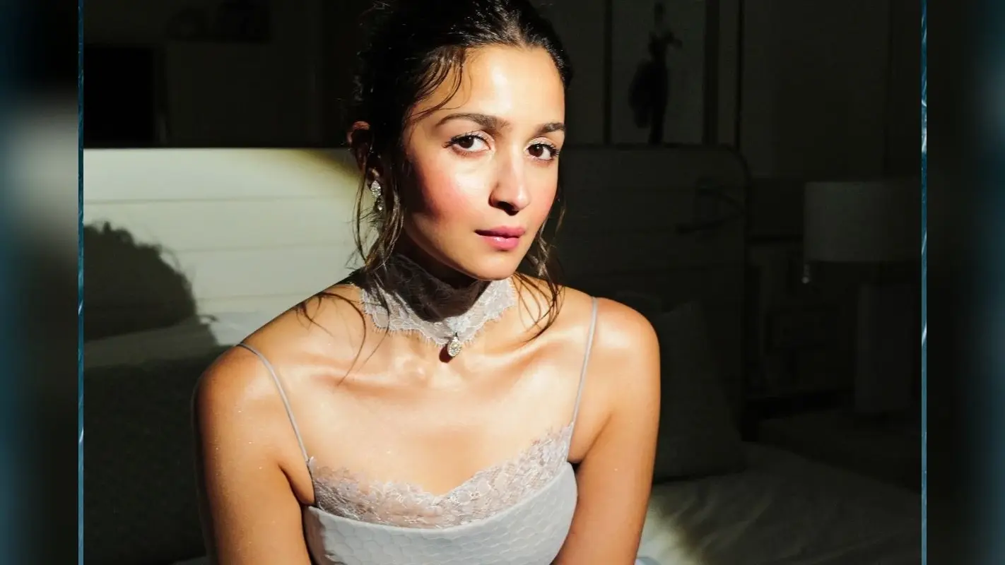 Alia Bhatt Net Worth: कितने करोड़ की मालकिन हैं आलिया भट्ट, एक फिल्म के लिए इतना करती हैं चार्ज