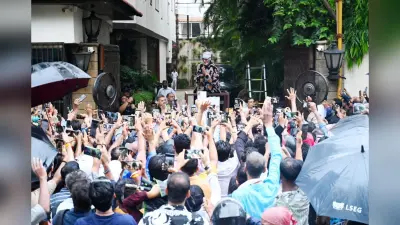 बारिश में भी कम नहीं हुआ क्रेज, अमिताभ बच्चन से मिलने जलसा के बाहर जुटे फैंस, बिग बी बोले- आप सब बहुत कीमती हैं