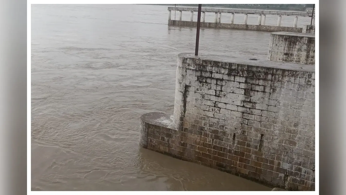 नेपाल में लगातार बारिश का असर, गंडक बराज से पहली बार एक लाख क्यूसेक से अधिक पानी छोड़ा गया