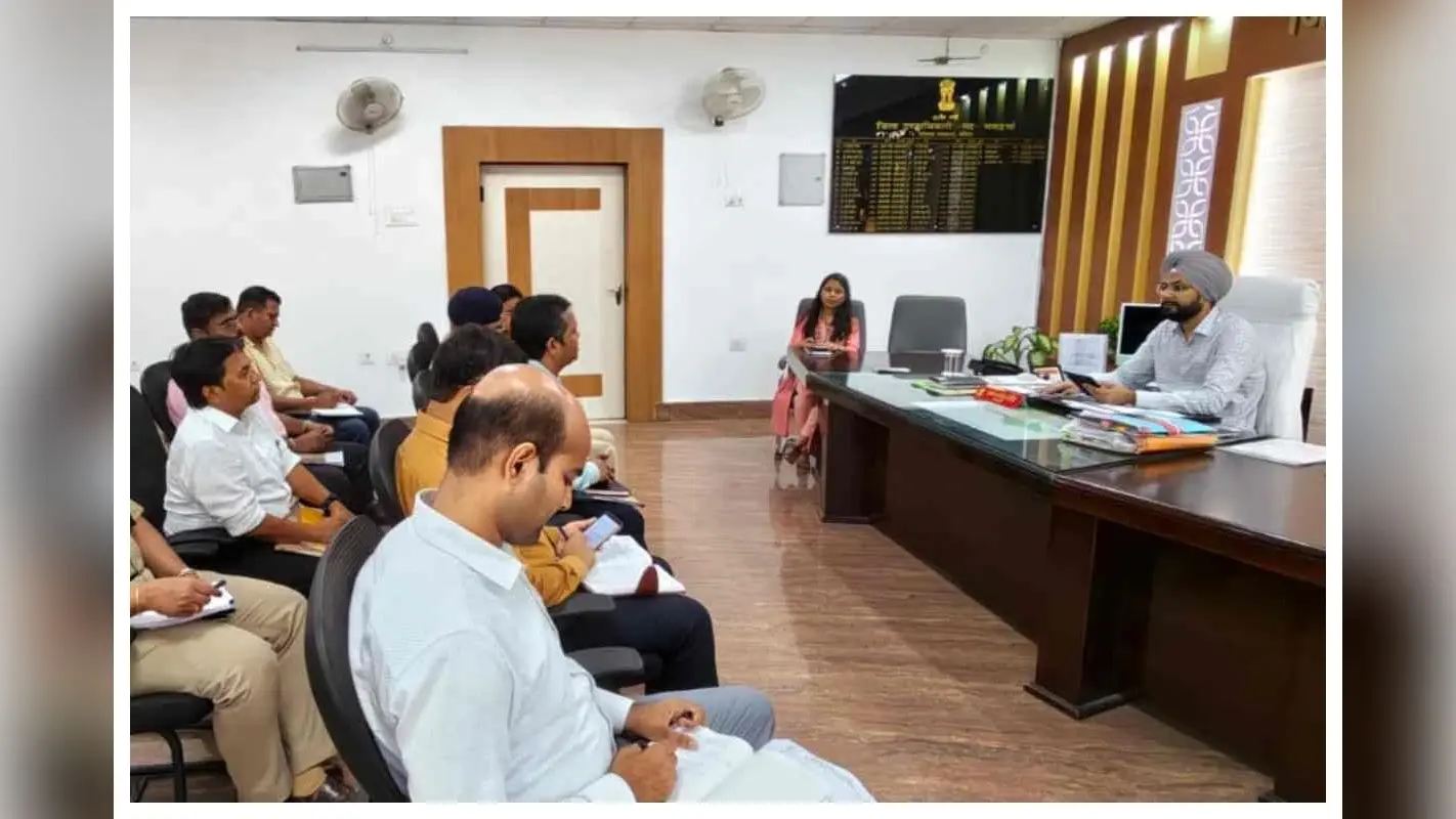सड़क हादसे रोकने के लिए डीएम सख्त, एनएच और आरओबी कार्यों में तेजी लाने का आदेश