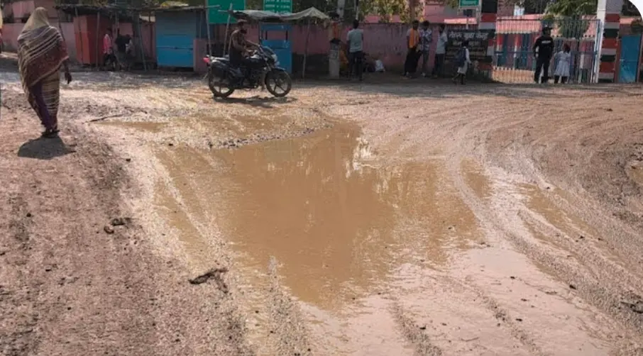 कैमूर में भारतमाला एक्सप्रेसवे निर्माण का काम बना मुसीबत, PNC की लापरवाही से बढ़ा सड़क हादसे का खतरा