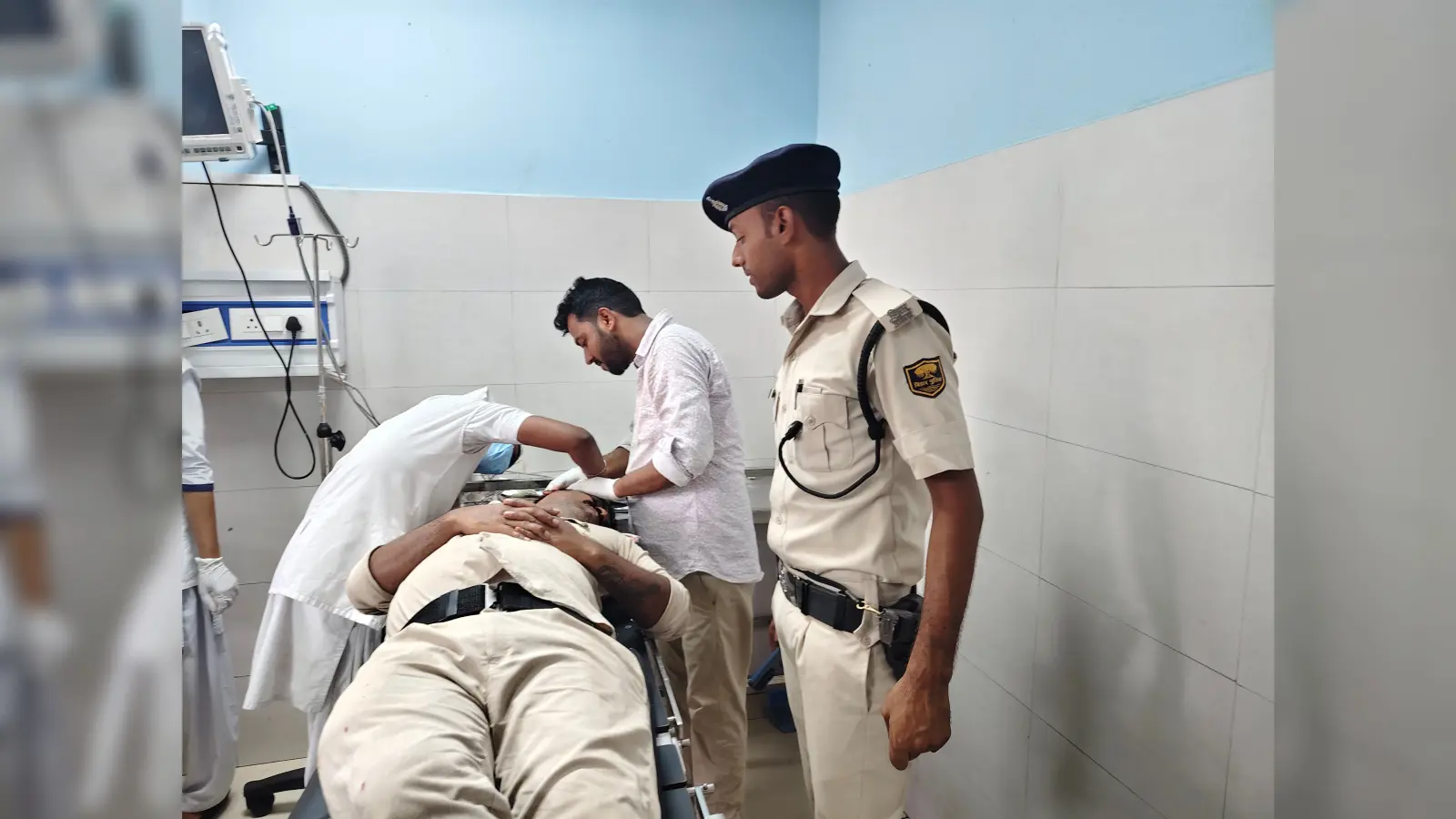 आरा में होमगार्ड जवान से मारपीट: ऑटो हटाने को कहा तो चालकों की भीड़ ने कर दिया हमला, अस्पताल में इलाज जारी