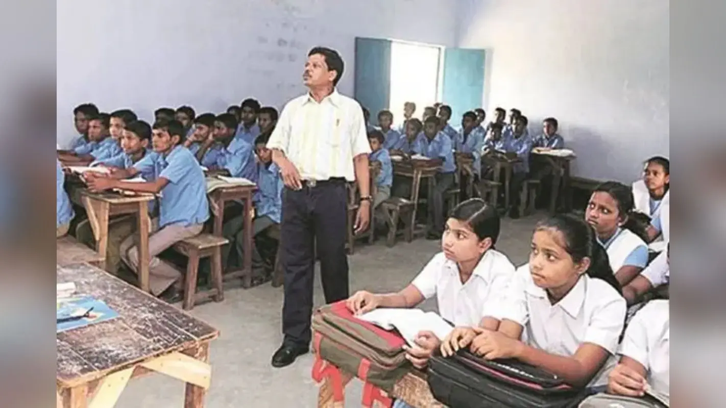 बिहार में शिक्षक अगर 3 दिन देरी से पहुंचे स्कूल तो कटेंगे पैसे, ऑनलाइन हाजिरी पर भी नया अपडेट