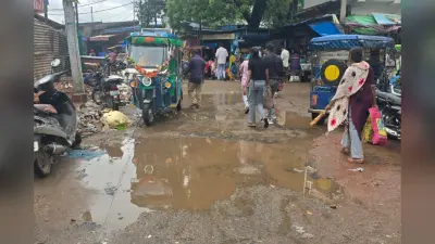 मानसून की पहली बारिश ने उजागर की चक्रधरपुर की सड़कों की बदहाली, गड्ढों से बढ़ा हादसों का खतरा