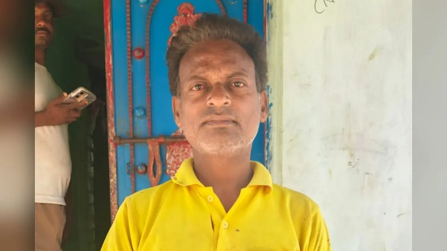चतरा के युवक का खतरनाक खेल, खौफ दूर करने के लिए चबा डाले 2 जहरीले सांप, मची अफरा-तफरी