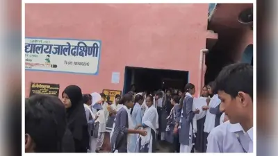 दो घंटे तक परीक्षा का इंतजार करते रहे छात्र, जाले के स्कूल में व्यवस्था पर उठे सवाल