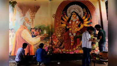 कोलकाता में पीएम मोदी की मां दुर्गा की वंदना करता विशाल म्यूरल बना आकर्षण का केंद्र