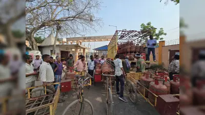 हाजीपुर में गैस आपूर्ति में सुधार का प्रशासन का दावा, लेकिन जमीनी हकीकत अलग, कई एजेंसियों में अब भी बंद है होम डिलीवरी