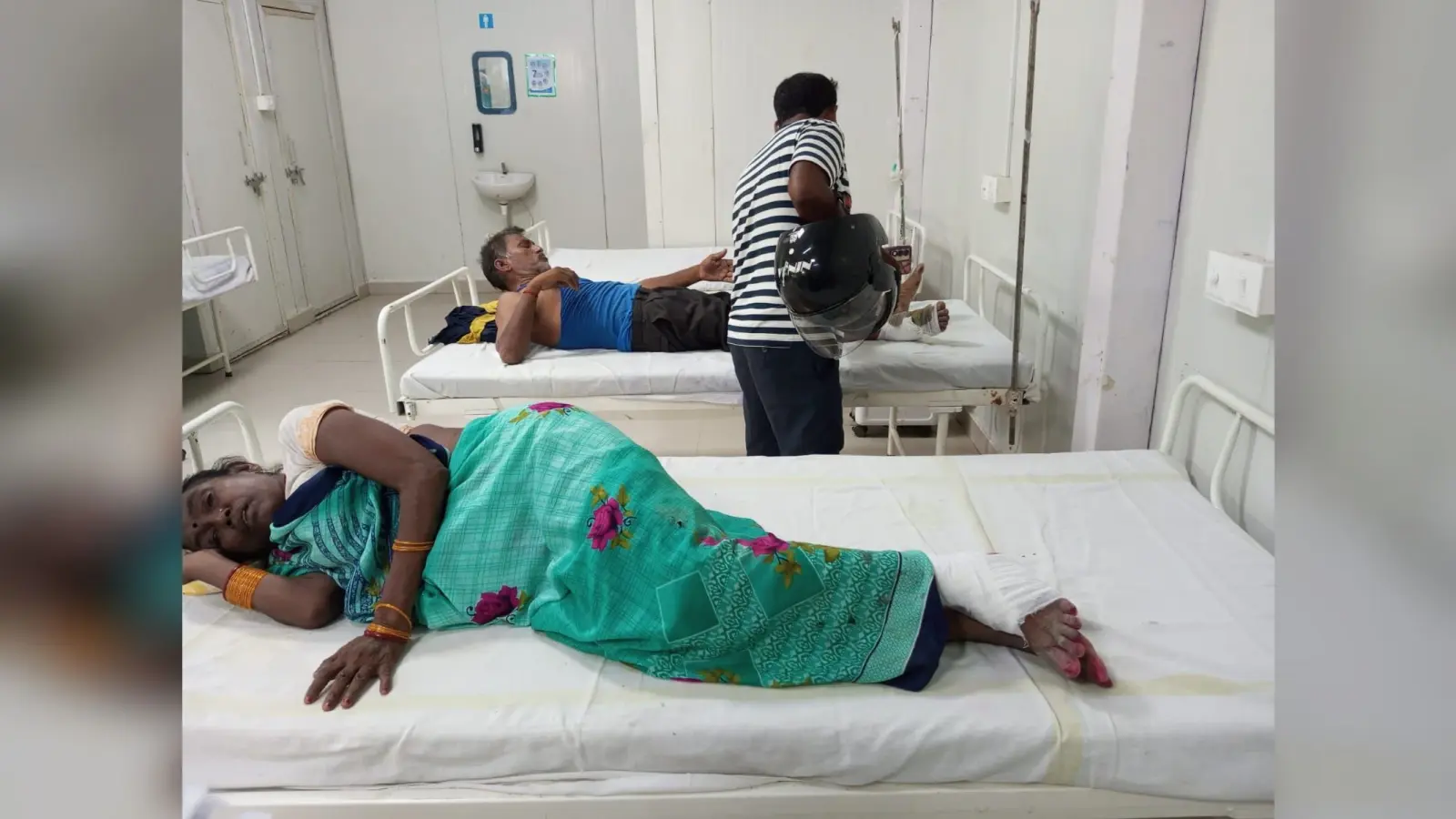 औरंगाबाद में मदनपुर कॉलेज के पास अनियंत्रित होकर पलटा टोटो, तीन घायल