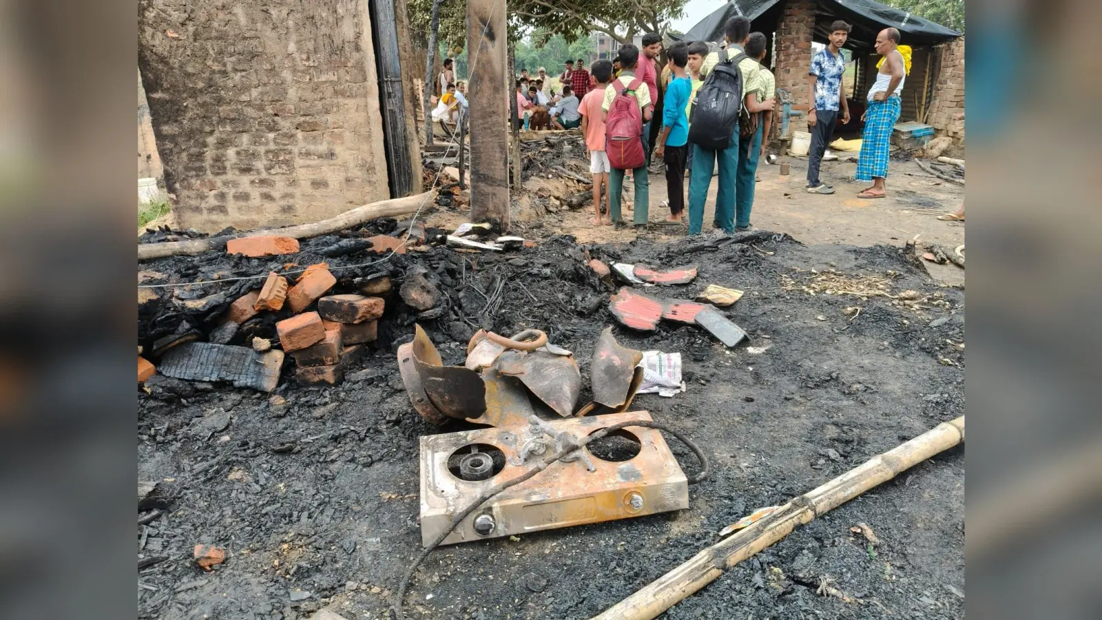 भोजपुर के कोईलवर में झोपड़ी में लगी आग, सिलेंडर ब्लास्ट से वृद्धा झुलसी, लाखों की संपत्ति राख