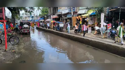 बेगूसराय के बलिया स्टेशन रोड पर हल्की बारिश से ही जलजमाव, नगर परिषद की तैयारियों की खुली पोल
