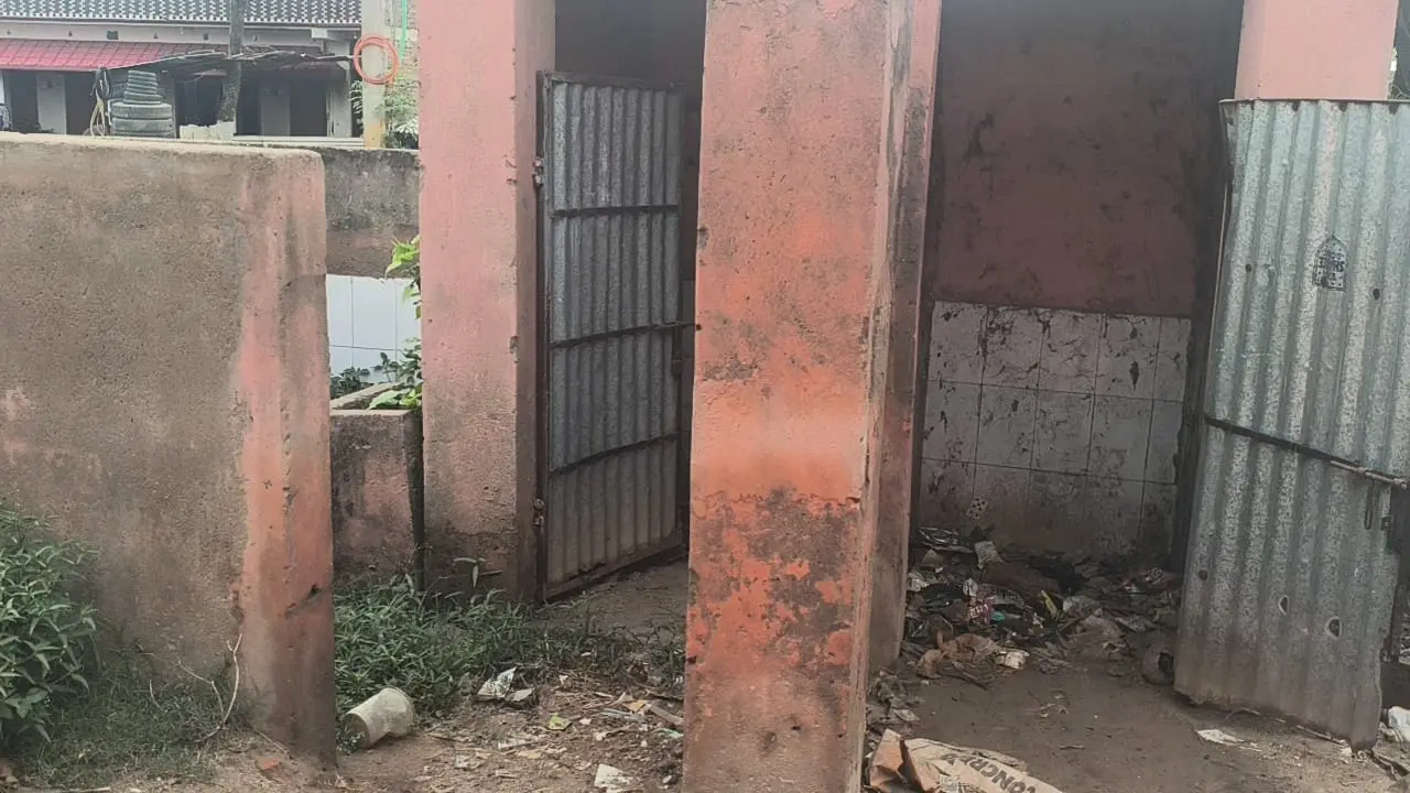 तीन साल से शौचालय ध्वस्त, चाहरदीवारी गायब, बदहाली की मार झेल रहा मध्य विद्यालय रसलपुर
