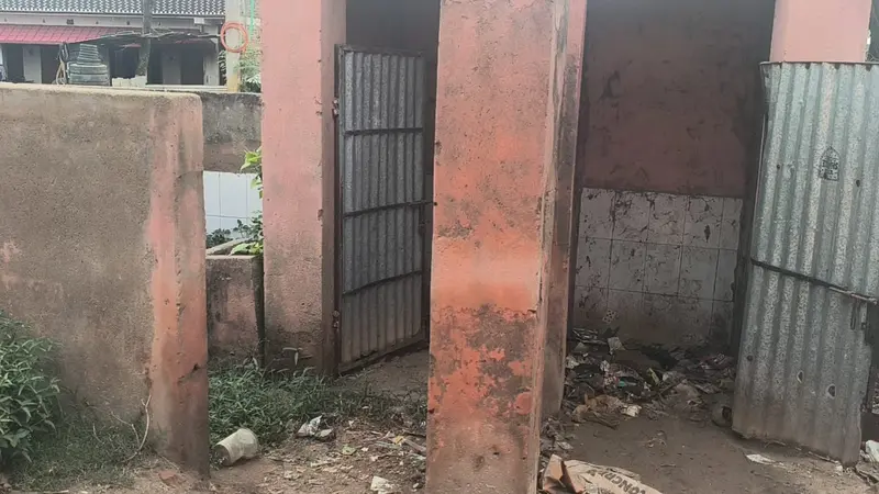 तीन साल से शौचालय ध्वस्त, चाहरदीवारी गायब, बदहाली की मार झेल रहा मध्य विद्यालय रसलपुर