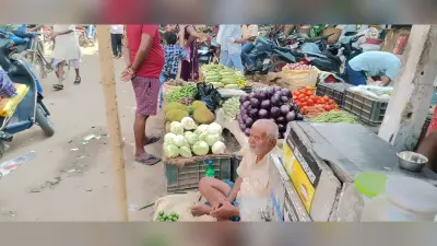 घोसी बाजार में सड़क किनारे सज रही सब्जी की दुकानें, बढ़ते अतिक्रमण से परेशानी, कार्रवाई की मांग