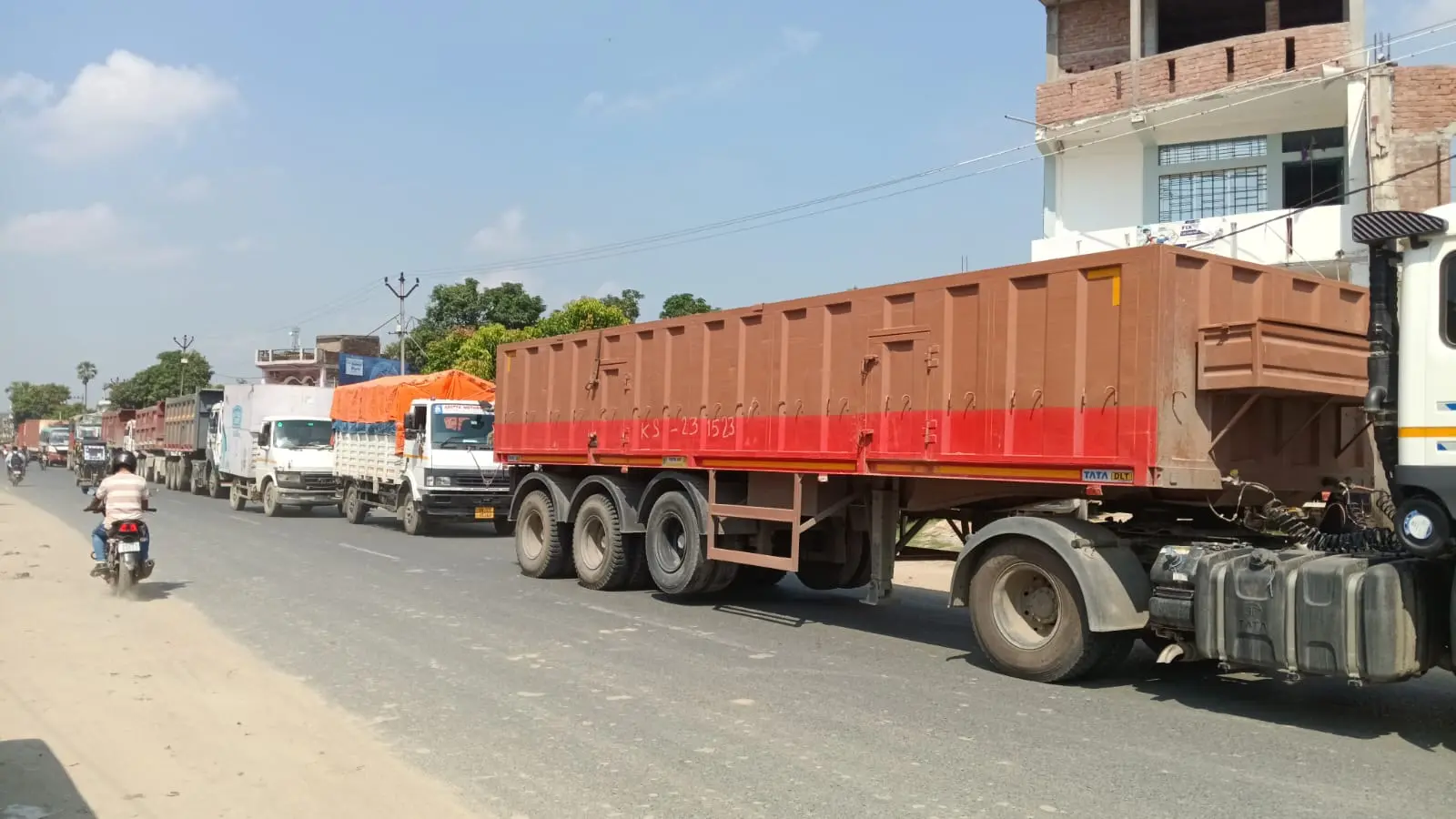 गोपालगंज में डंफर ने दिव्यांग मजदूर को कुचला, 4 घंटे हाईवे जाम, मुआवजे की मांग