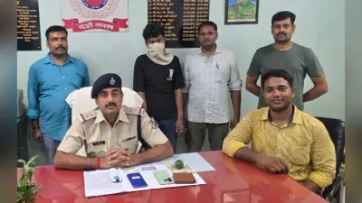 छपरा जंक्शन पर सोए यात्रियों का मोबाइल चुराकर भाग रहा शातिर चोर गिरफ्तार, दो फोन और चार हजार नकद बरामद