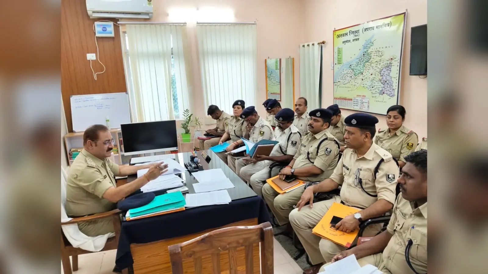 अरवल में अपराध नियंत्रण को लेकर समीक्षा बैठक, अवैध शराब और हथियारों पर कार्रवाई तेज करने का निर्देश