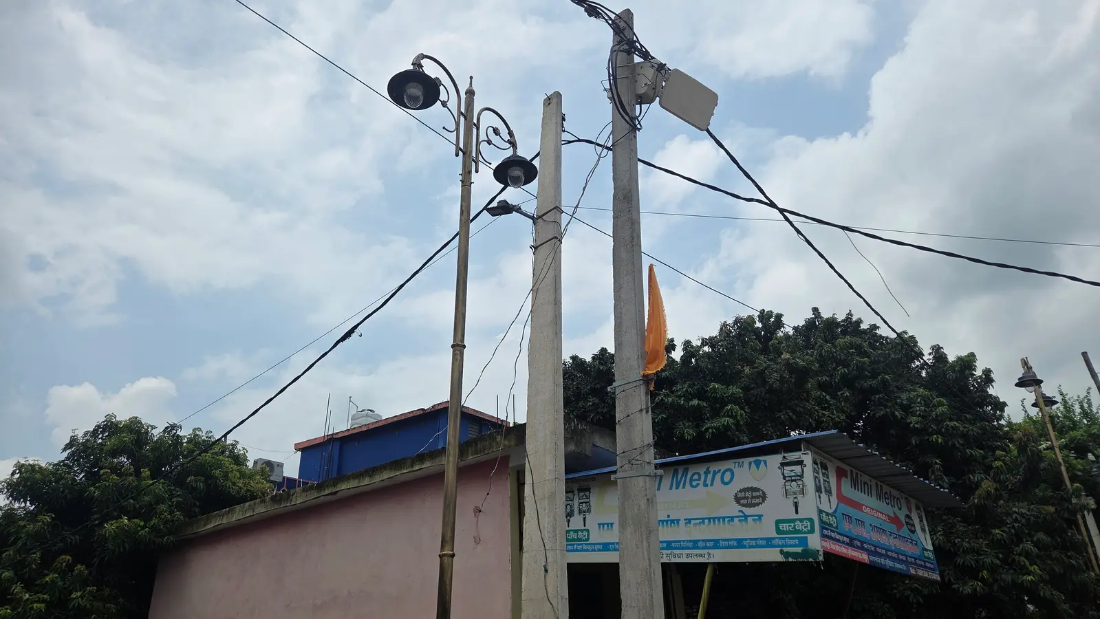 पश्चिमी बाईपास पर टेढ़े बिजली पोल के सहारे हो रही विद्युत आपूर्ति, स्थानीय लोगों ने जताया हादसे का डर