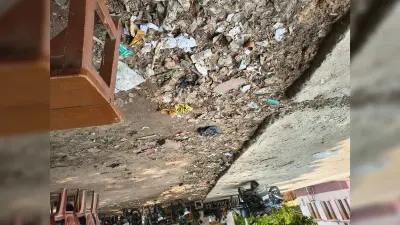 आरा में सड़क पर लगा कचरे का अंबार, नगर निगम की लापरवाही पर भड़के लोग, स्वच्छता पर उठे सवाल