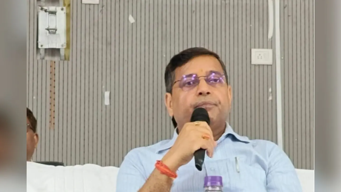 गढ़वा: निजी स्कूलों में पढ़कर सरकारी में सिर्फ हाजिरी लगाने वाले बच्चों का कटेगा नाम, DC ने दिए निर्देश
