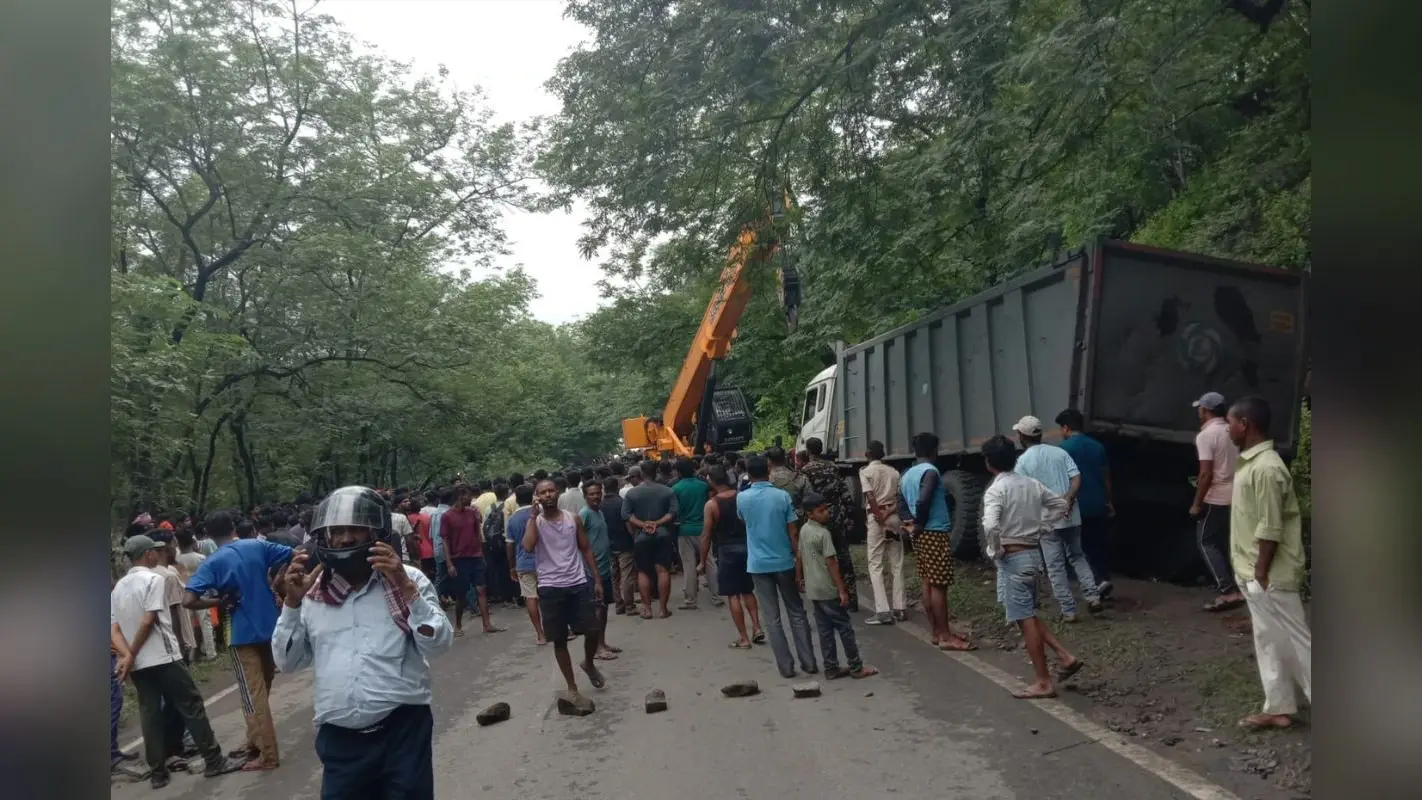 गिद्दी में हाइवा की चपेट में आने से एक व्यक्ति की मौत, एक घायल, मुआवजा की मांग को लेकर रोड जाम