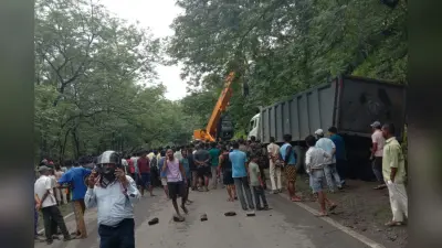 गिद्दी में हाइवा की चपेट में आने से एक व्यक्ति की मौत, एक घायल, मुआवजा की मांग को लेकर रोड जाम