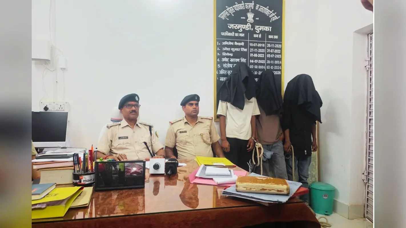 दुमका पुलिस की कार्रवाई : हंसडीहा स्टेडियम से ब्राउन शुगर के साथ तीन आरोपी गिरफ्तार