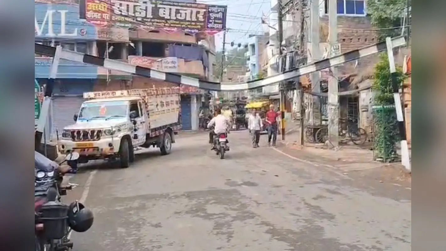 गया जी के बागेश्वरी रेलवे गुमटी का हाइट गेज बैरियर मालवाहक वाहन ने तोड़ा, ROB निर्माण स्थल पर मची अफरा-तफरी