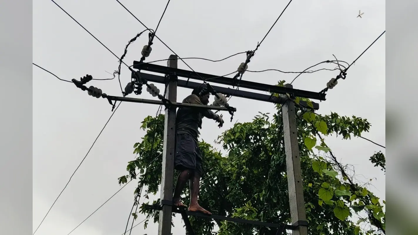बिजली की आंख-मिचौली से बेहाल खरसावां, दो दिनों में करीब 20 घंटे बाधित रही आपूर्ति