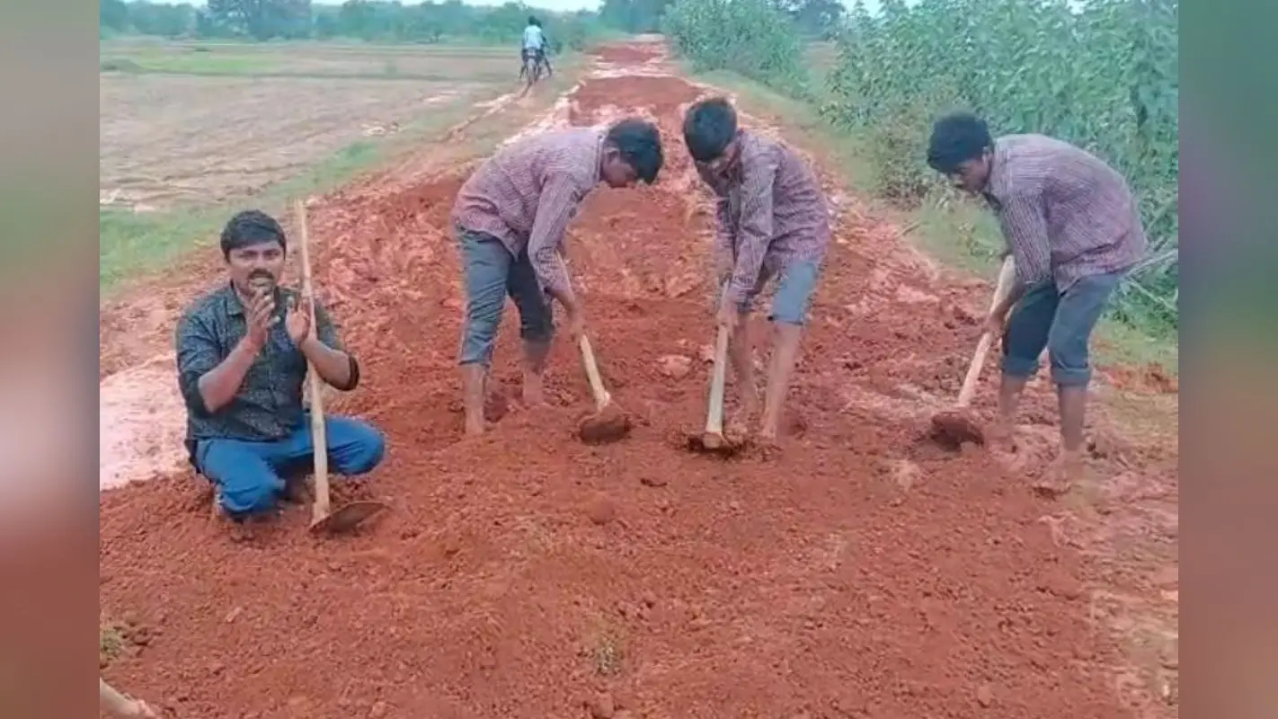 प्रशासन ने नहीं सुनी फरियाद तो ग्रामीणों ने खुद उठाया फावड़ा, कुड़ू में बना डाली 2 किमी सड़क